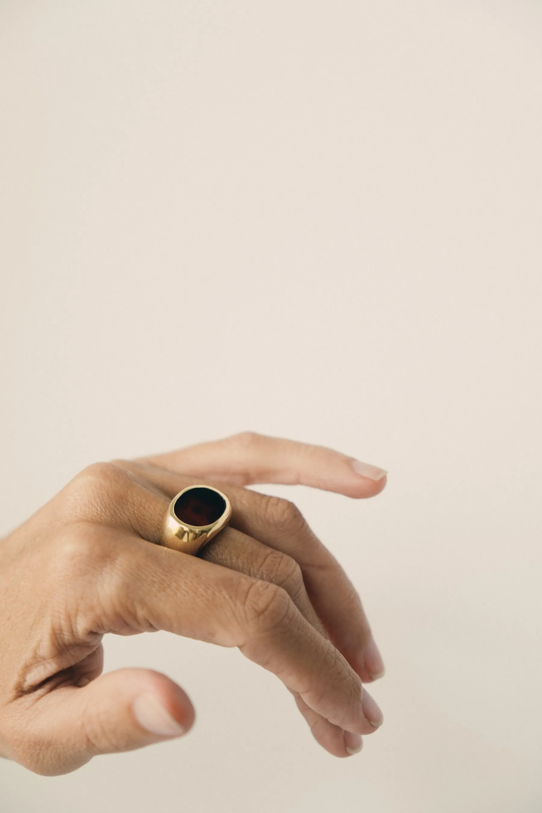 Golden signet ring / CARNELIAN