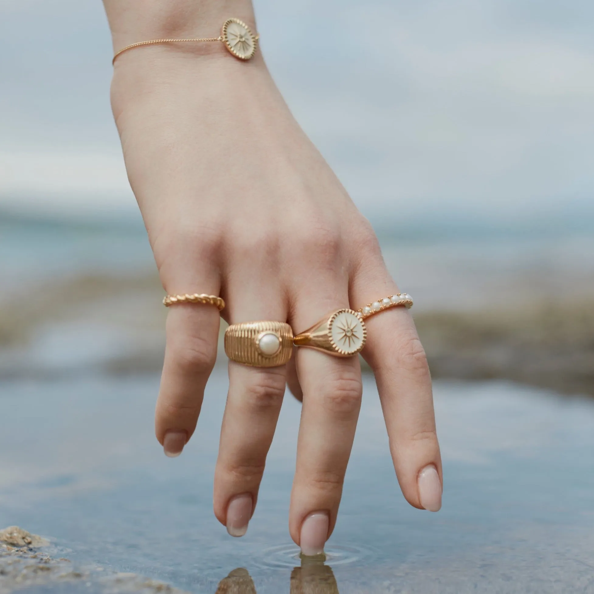 Guiding Star / Signet Ring / White Enamel   Gold