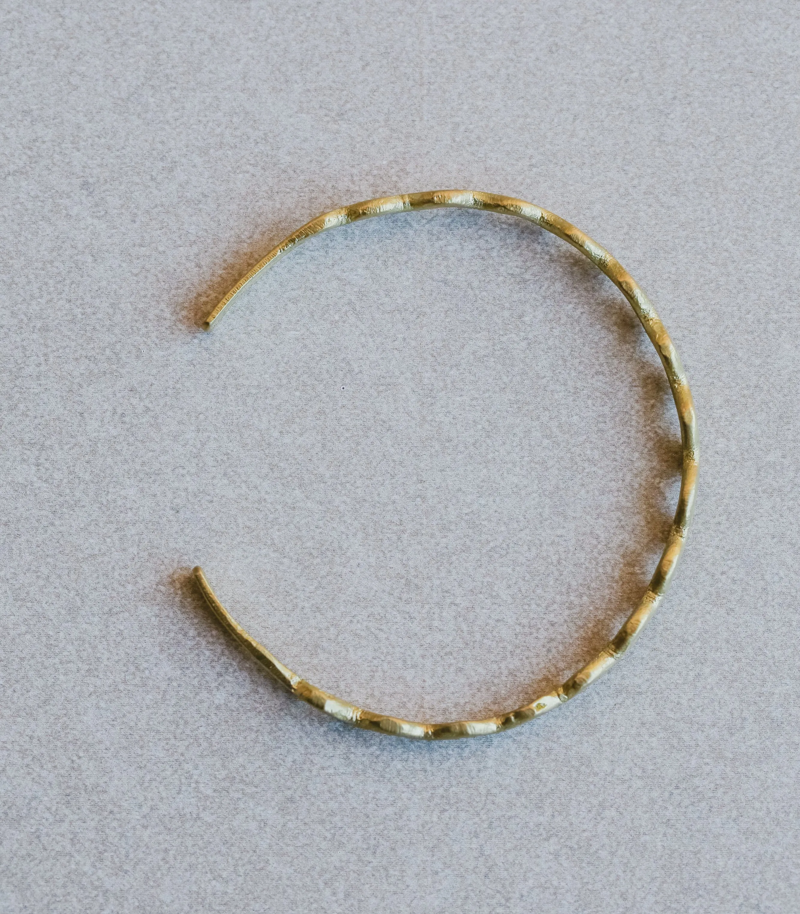 Lwok Wave Brass Bangle