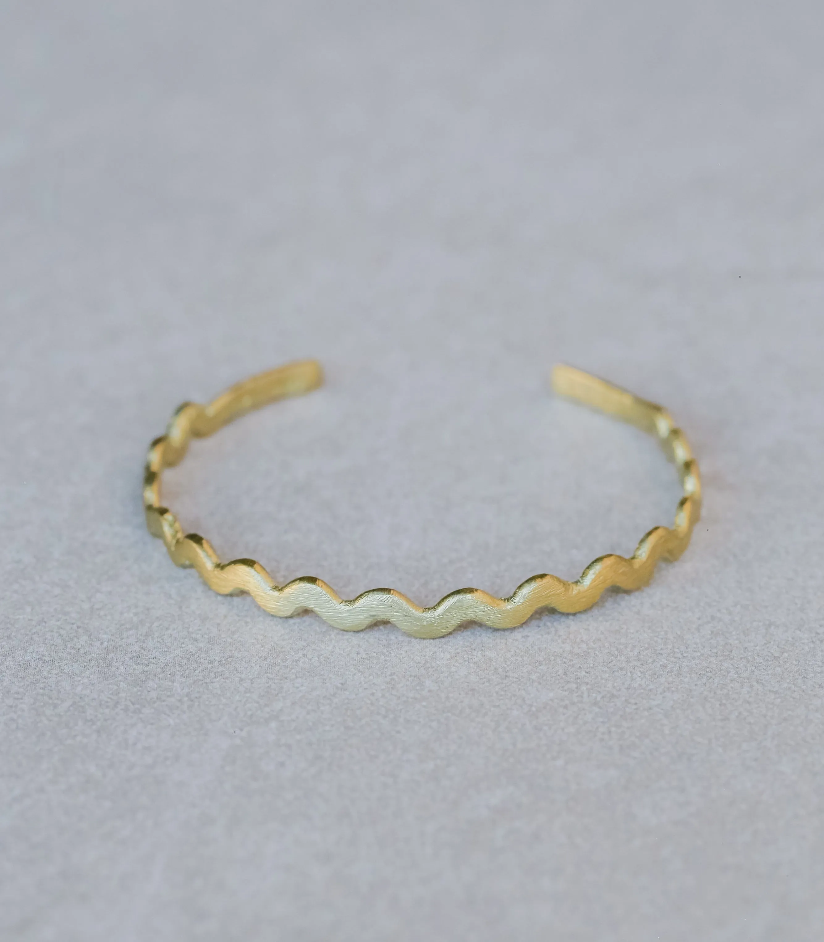 Lwok Wave Brass Bangle