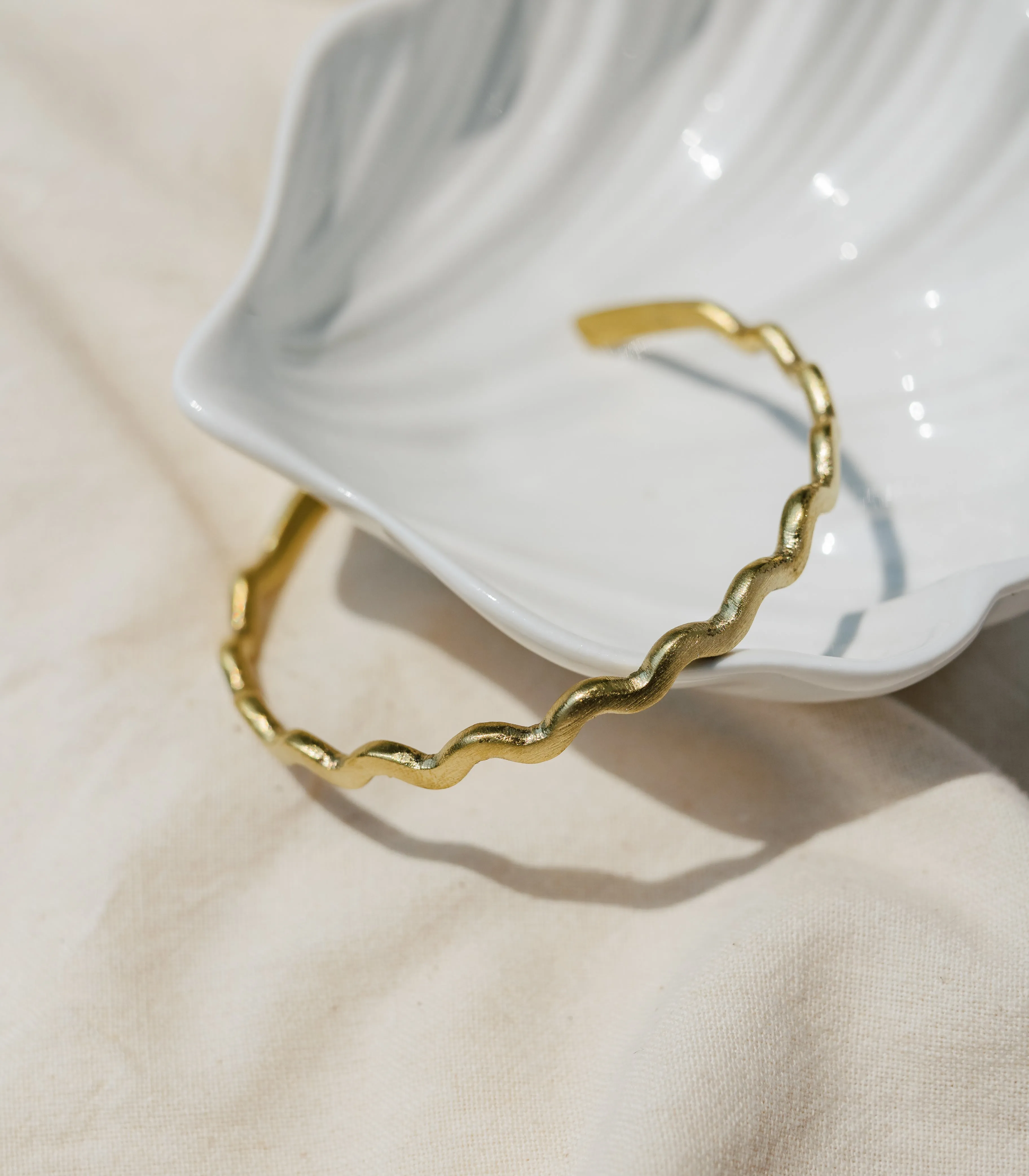 Lwok Wave Brass Bangle