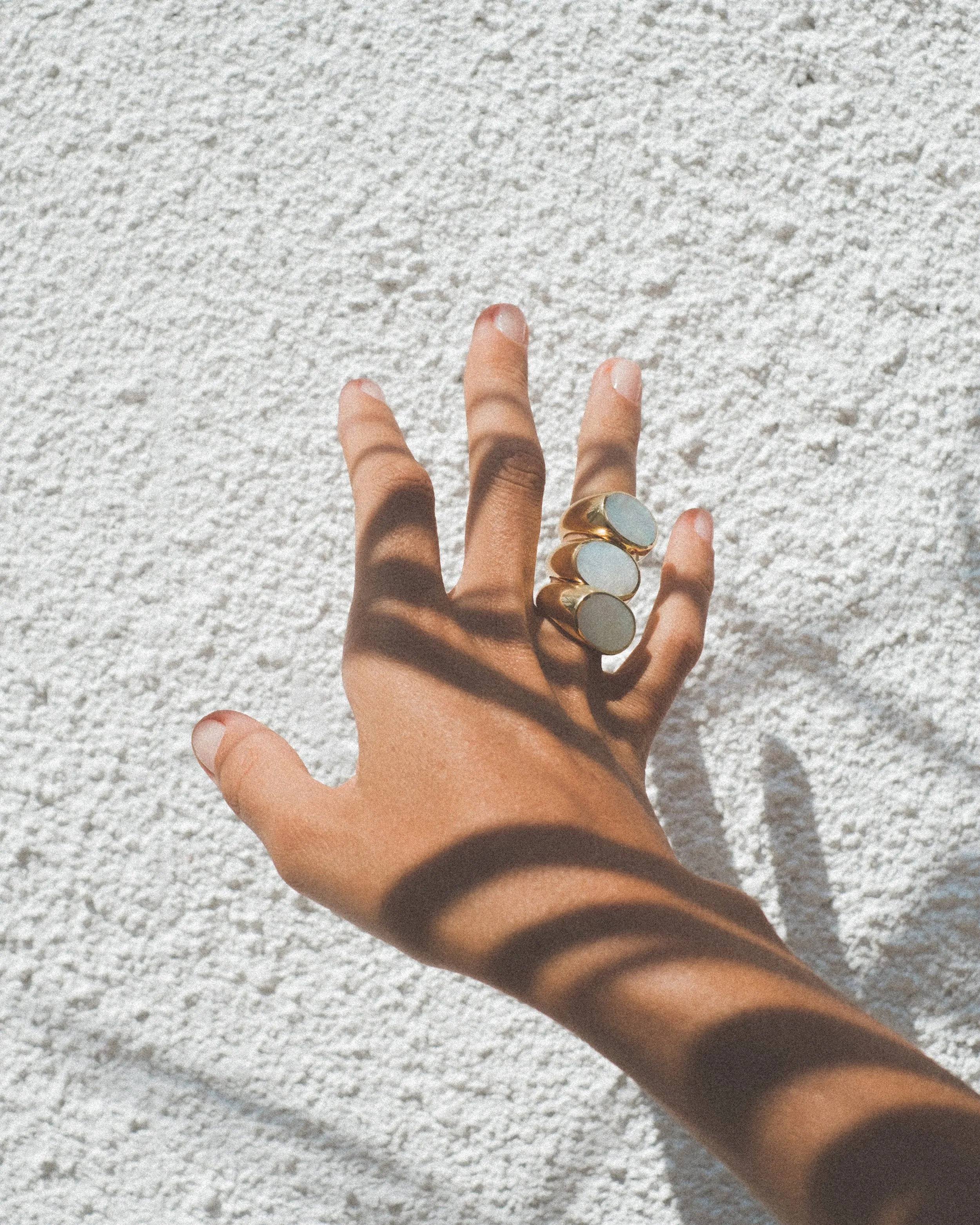 MOTHER OF PEARL / Golden signet ring