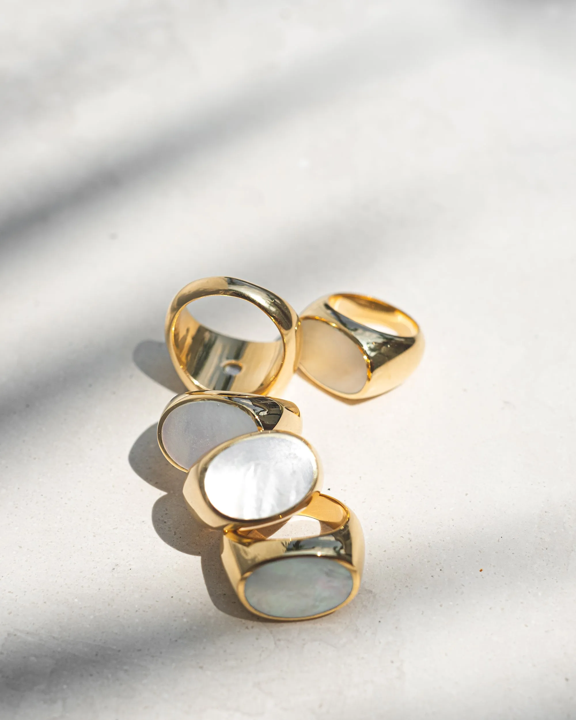 MOTHER OF PEARL / Golden signet ring